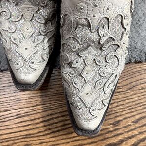 Corral Hand Crafted size 8.5 M Ladies' White Glitter Inlay Snip Boots